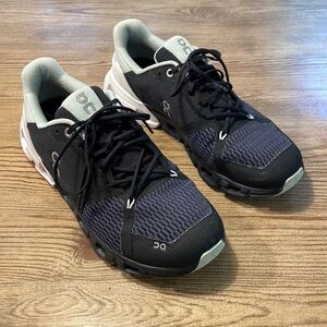 ON RUNNING CLOUDFLYER II WOMENS SIZE 10 BLACK/WHITE